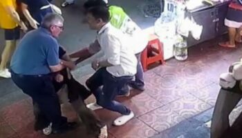 Местные жители Таиланда проявляют сострадание и помогают иностранке, захваченной на дороге (видео)