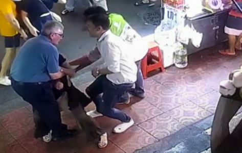 Местные жители Таиланда проявляют сострадание и помогают иностранке, захваченной на дороге (видео)