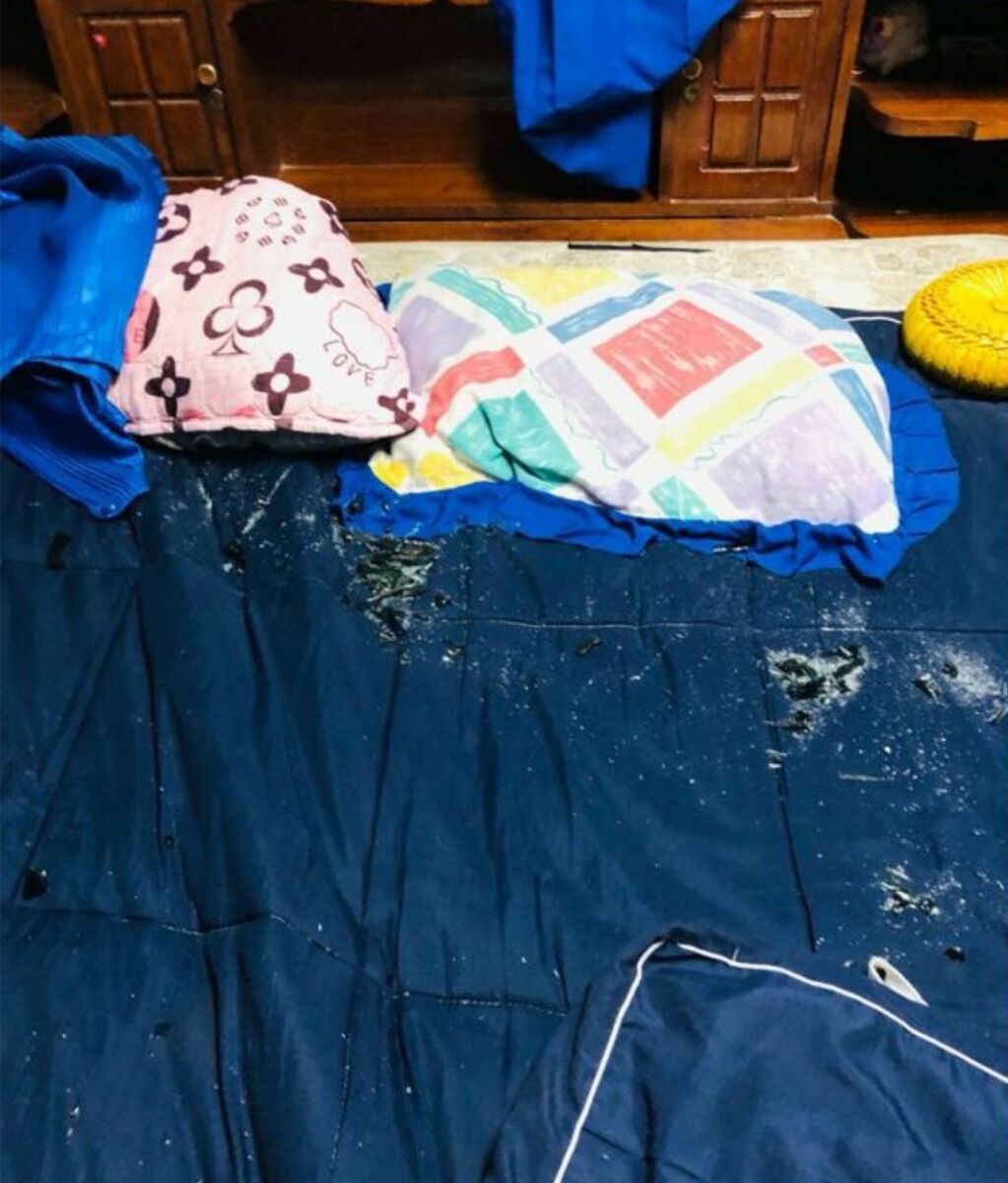 Молодые люди бросают мячи для игры в петанк в доме лидера бокса в Чонбури