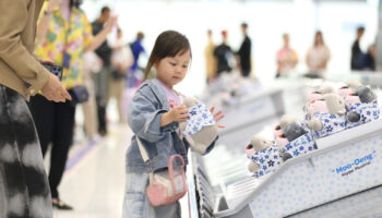 Му Денг встречает счастливчиков в аэропортах Таиланда во время праздника Сонгкран