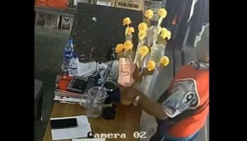 Мужчину поймали на краже с буддийской елки для пожертвований на Пхукете