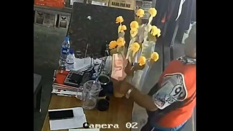 Мужчину поймали на краже с буддийской елки для пожертвований на Пхукете