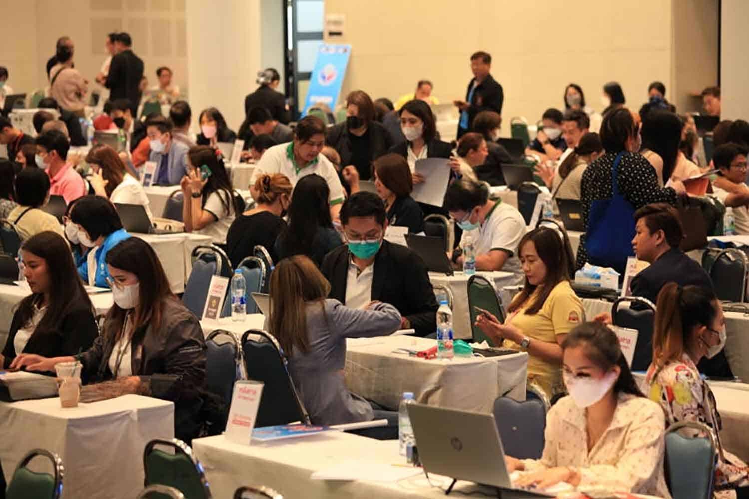 Неплательщикам студенческих кредитов в Таиланде грозит сокращение зарплаты на 3000 бат