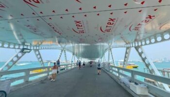 Новая крыша создает тень на пирсе Бали Хай в Паттайе