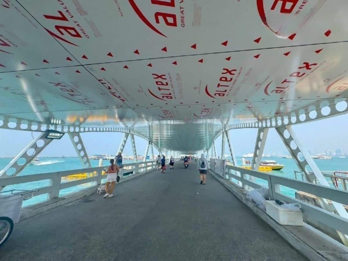 Новая крыша создает тень на пирсе Бали Хай в Паттайе