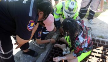 Нога девочки-подростка застряла в дренажной решетке во время фестиваля Сонгкран