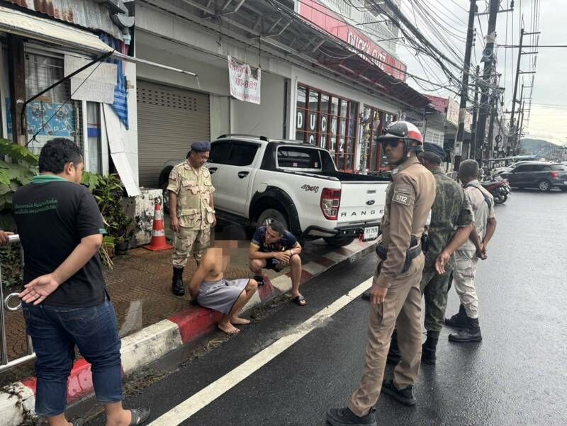 Обнаженная щека: покупатели на Пхукете шокированы видом обнаженного мужчины