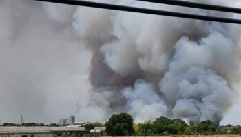 Огонь охватил пастбища Рангсита в опасной близости от газопровода