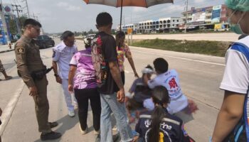 Пенсионер из Паттайи избежал смерти после того, как мотоцикл попал под грузовик