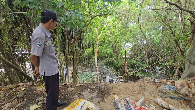 Пикап с рабочими упал под откос в Камале