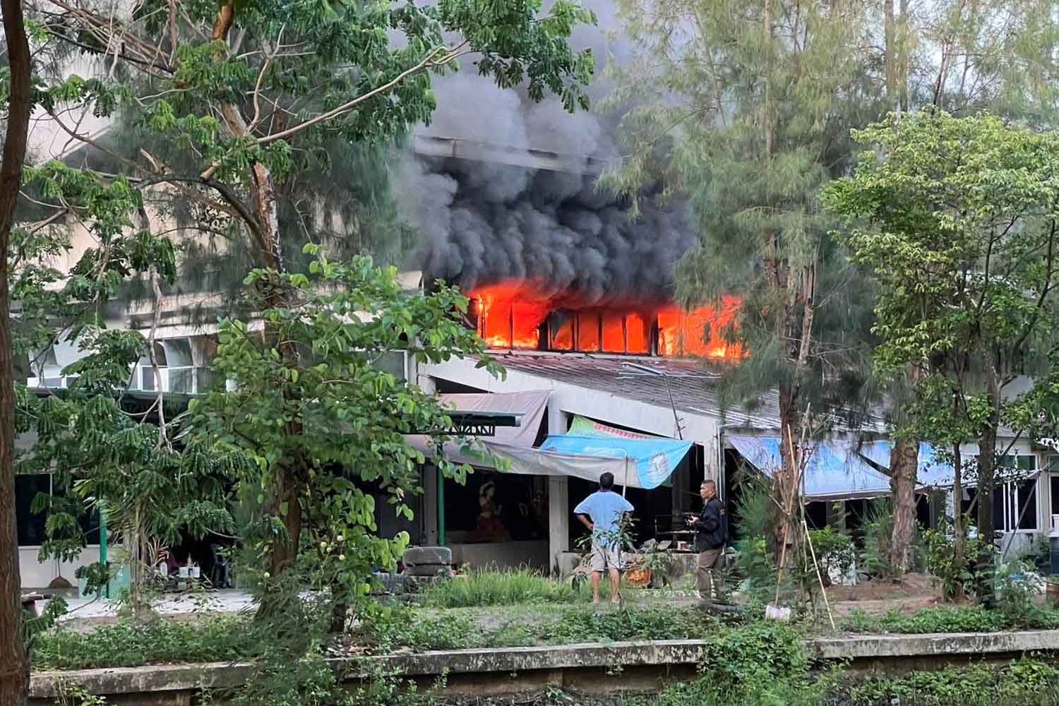 Пламя уничтожает хранилище популярного музея восковых фигур