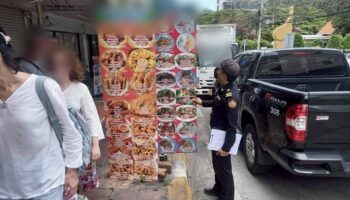 По всему городу Паттайя уничтожает незаконные вывески и сквоттеров на тротуарах