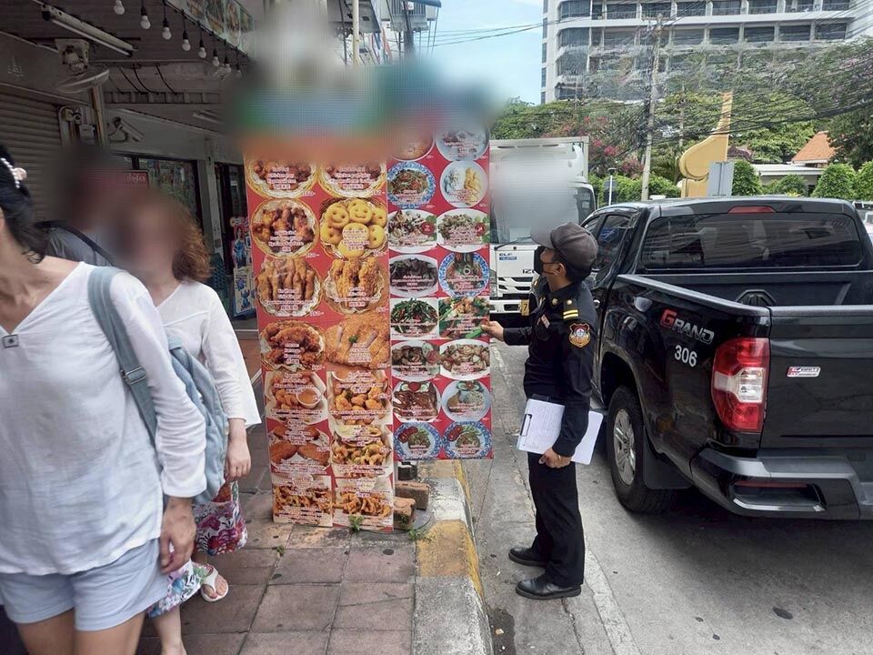 По всему городу Паттайя уничтожает незаконные вывески и сквоттеров на тротуарах