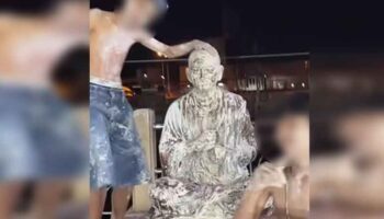 Подростков критиковали за неуважительное отношение к статуе Луанг Фора во время Сонгкрана