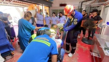 Подросток на Пхукете получил травму после того, как его рука застряла в мясорубке