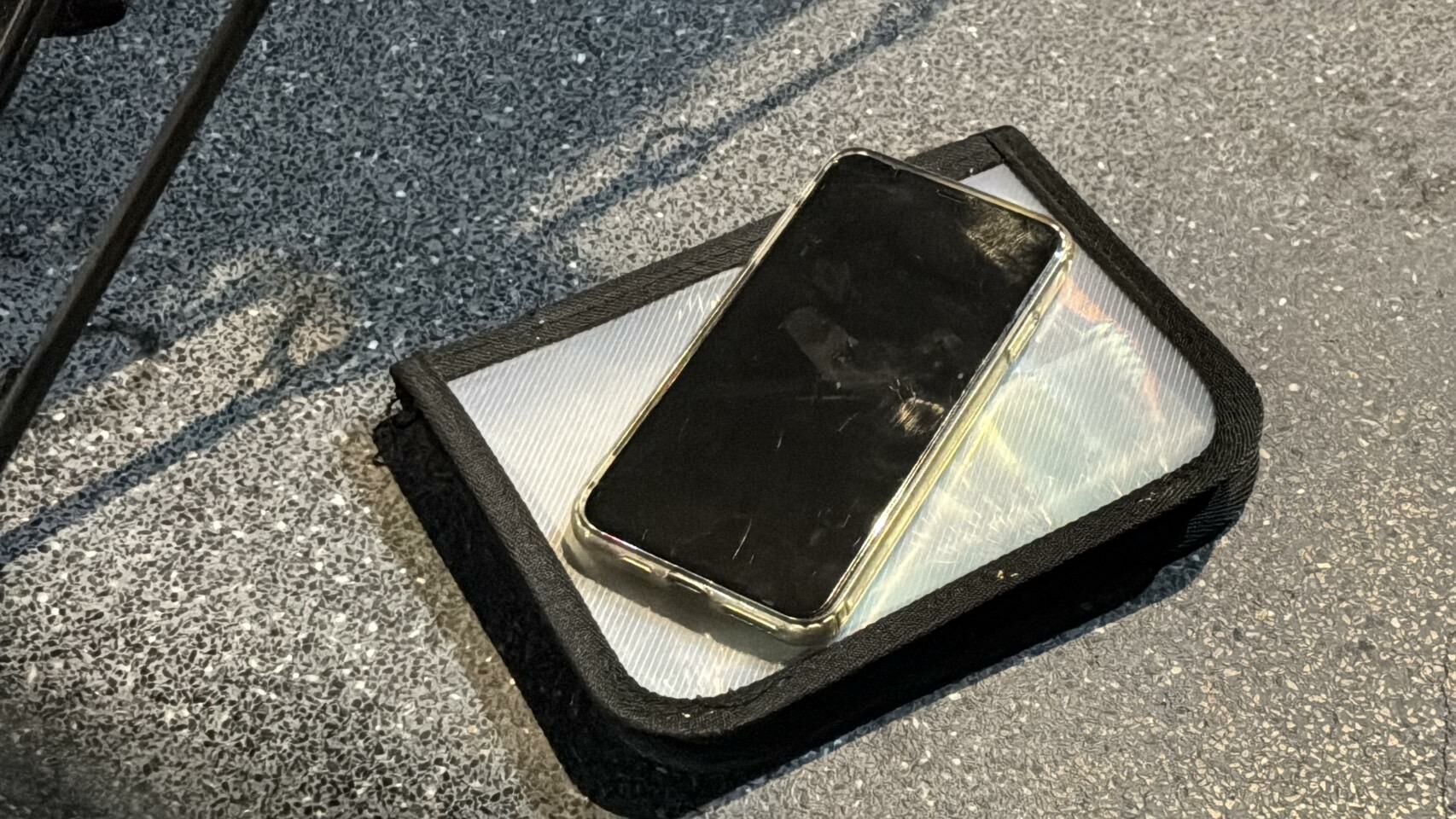 Подросток стал вором после кражи мобильного телефона на пирсе Паттайи