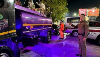 Полицейские Паттайи остановили китайских туристов в Сонгкране, где царил хаос с грузовиками