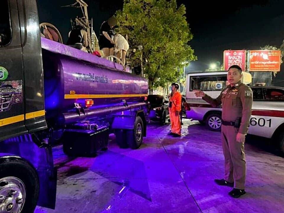 Полицейские Паттайи остановили китайских туристов в Сонгкране, где царил хаос с грузовиками