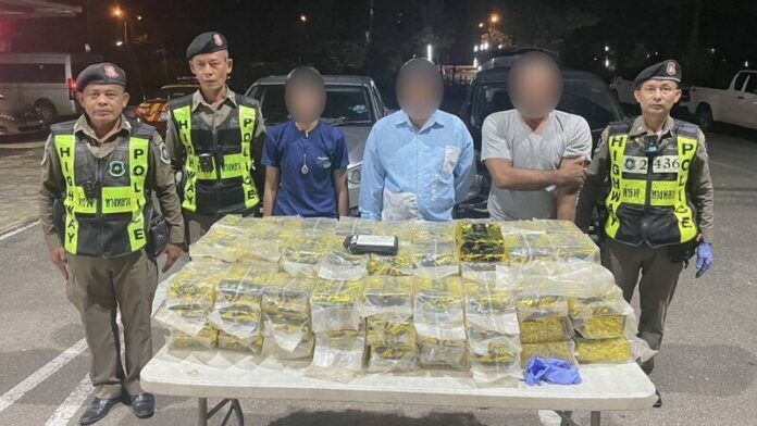 Полиция остановила колонну, маскирующую перевозку наркотиков под семейную поездку в Чумпхоне