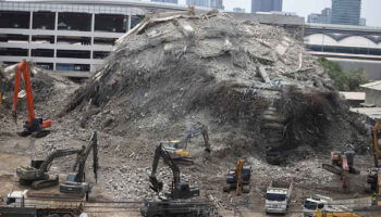 Признаков жизни нет, на месте обрушения башни ожидается еще больше тел.: Губернатор Бангкока