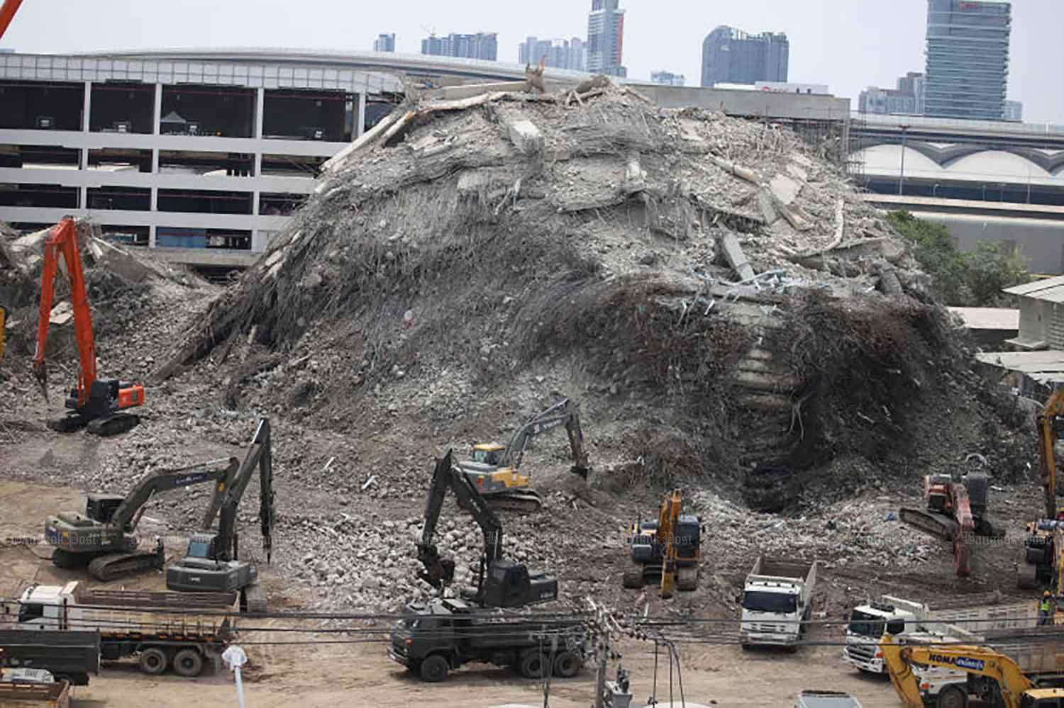 Признаков жизни нет, на месте обрушения башни ожидается еще больше тел.: Губернатор Бангкока
