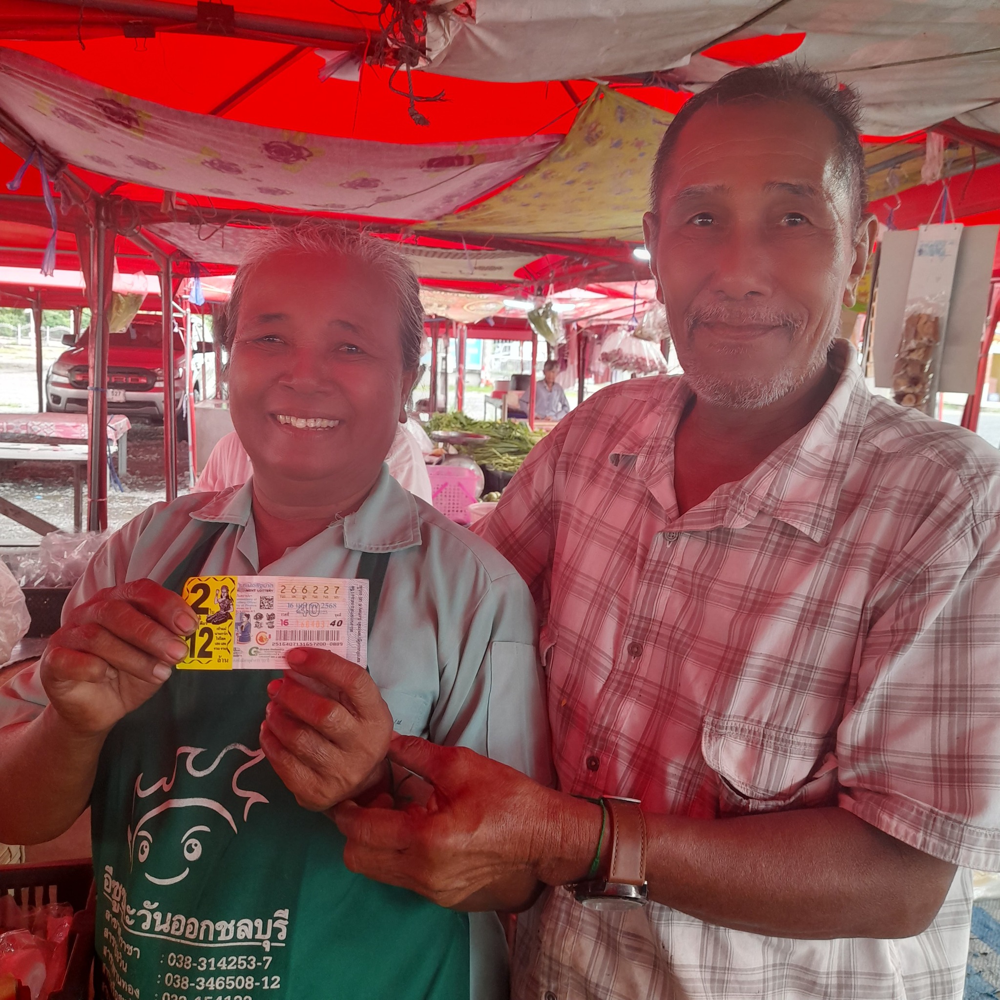 Продавец Чонбури выиграл в лотерею 12 миллионов бат
