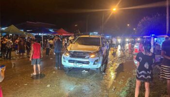 Пьяный водитель, превысивший скорость, сбил десятки участников Сонгкрана