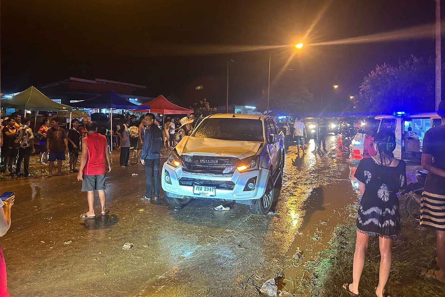 Пьяный водитель, превысивший скорость, сбил десятки участников Сонгкрана