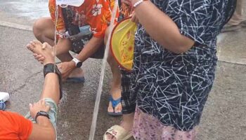 Ребенок, спасенный после неудачного сальто во время Сонгкрана в Пхаяо