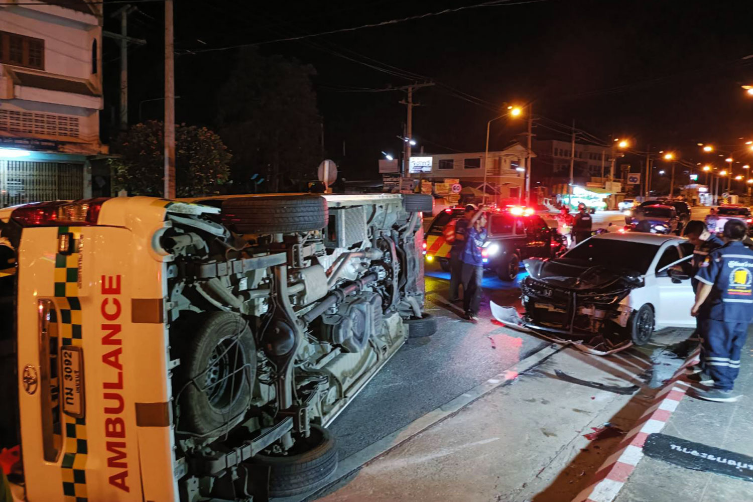 Седан врезался в машину скорой помощи, спешащую забрать пациента