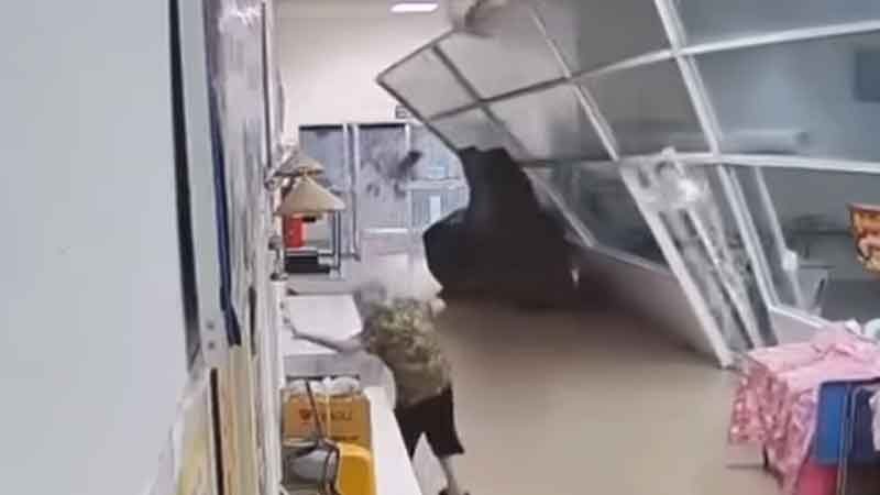 Сильный ветер привел к обрушению стекла в столовой ВВС Таиланда