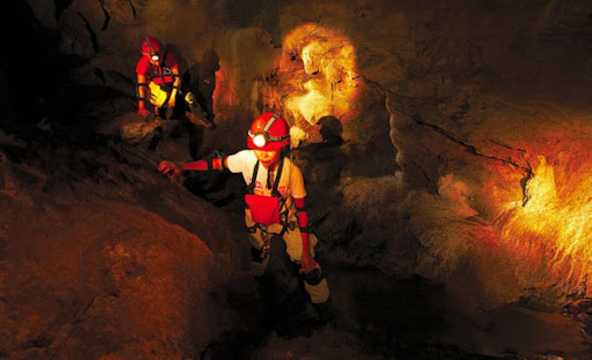 Смотритель парка погиб, доставая телефон туриста в пещере Канчанабури