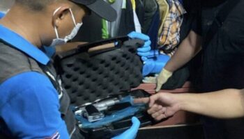 Солдат Ратчабури сдается после того, как предположительно застрелил жену