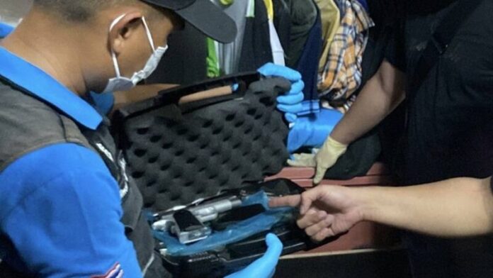 Солдат Ратчабури сдается после того, как предположительно застрелил жену