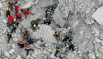 Спасатели на месте обрушения слышат слабые крики о помощи