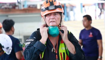 Спасатели продвигаются вперед, несмотря на трудности