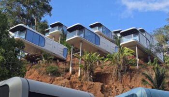 Строительство капсульного отеля в Кароне приостановлено после схода грунта во время дождей