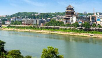 Тайские туристы стекаются в Китай на Сонгкран, опережая Японию