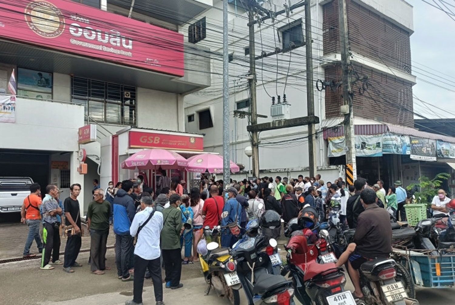 Тайский кабинет министров под давлением рассматривает раздаточный материал в размере 10 000 бат