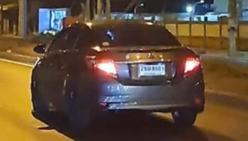 Тайский мужчина садится на капот движущегося автомобиля после ссоры с женой