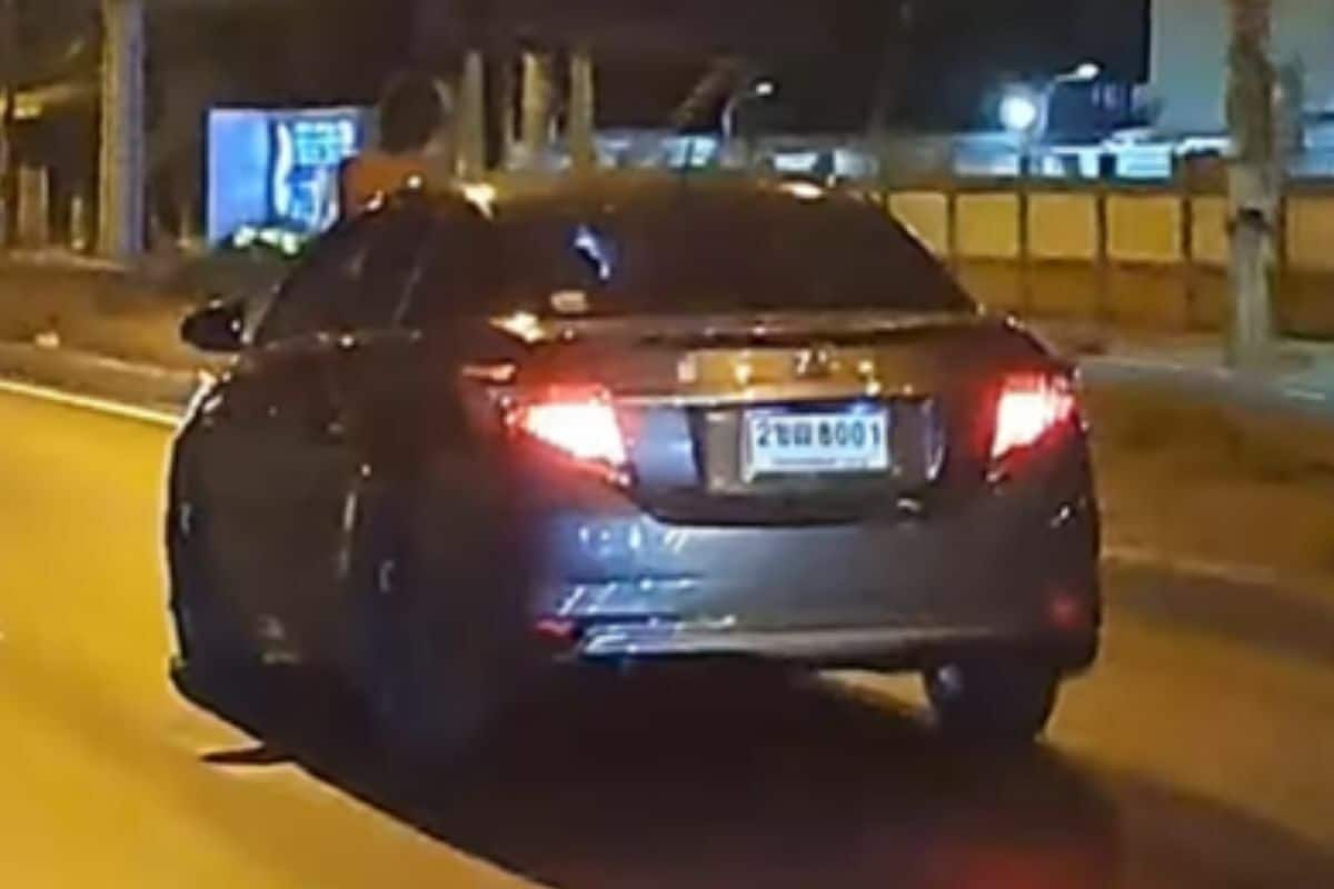 Тайский мужчина садится на капот движущегося автомобиля после ссоры с женой