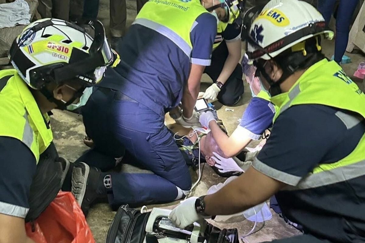 Тайский спасатель госпитализирован после того, как 4-метровый питон обвился вокруг шеи