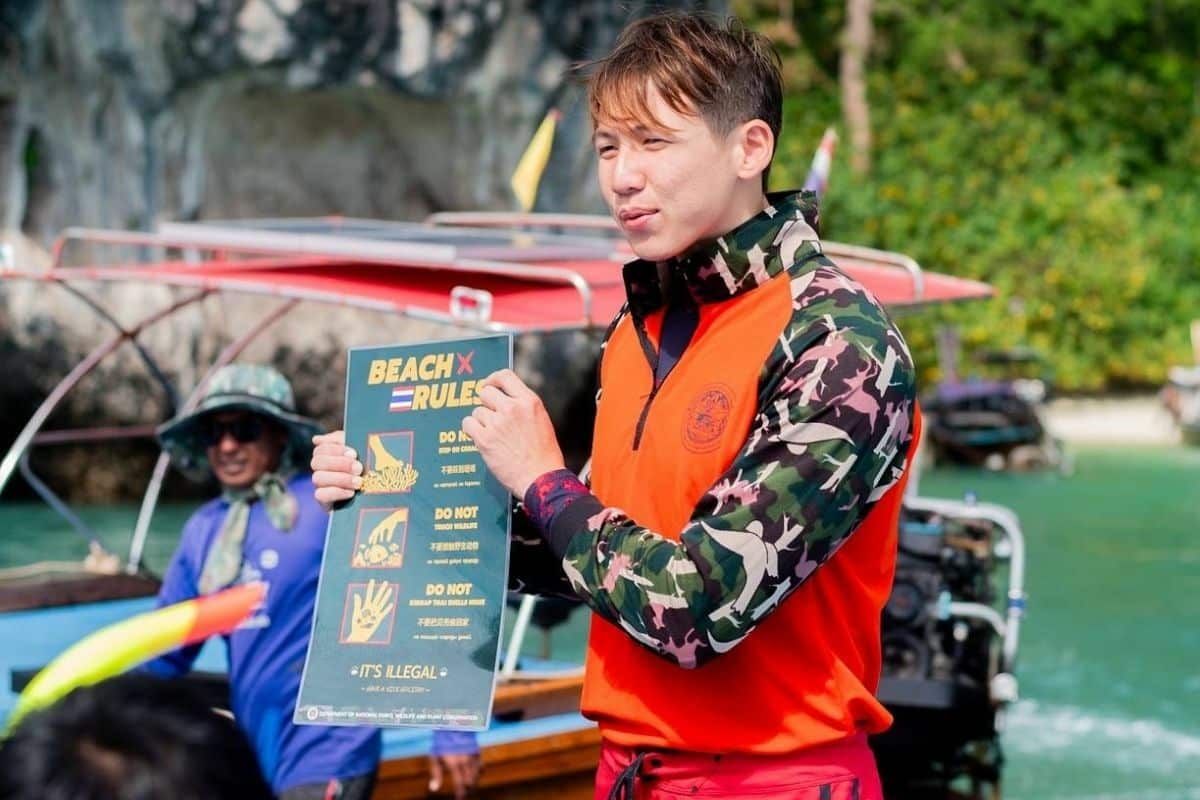 Тайско-шотландский смотритель парка уходит в отставку после ссоры с иностранцем-расистом