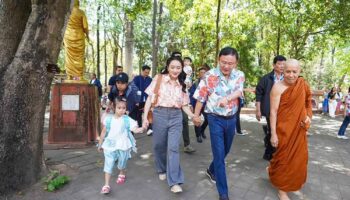 Таксин в приподнятом настроении смотрит на Билла