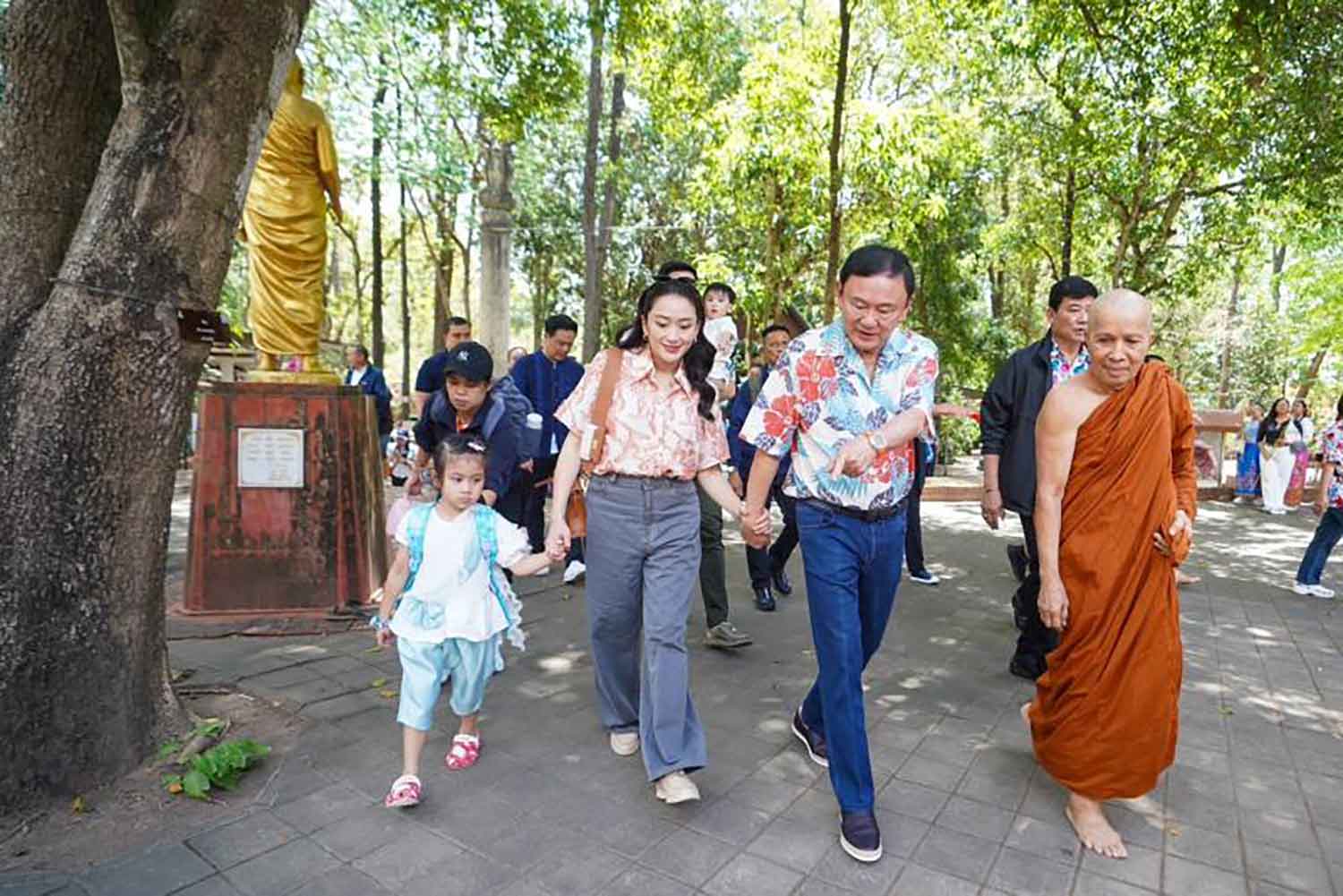 Таксин в приподнятом настроении смотрит на Билла