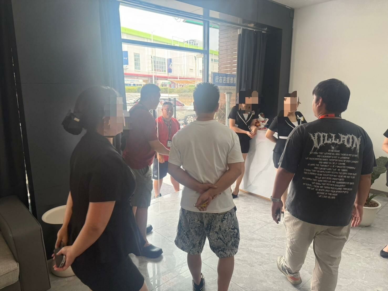 Туристическая полиция проводит рейд в салоне красоты в Паттайе, арестовывая иностранцев без разрешительных документов