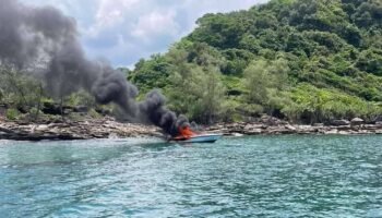 Туристический катер загорелся у берегов острова Кут