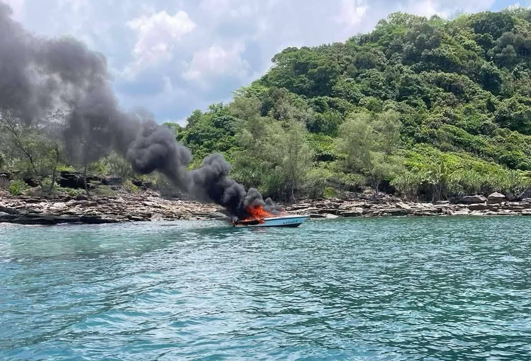 Туристический катер загорелся у берегов острова Кут