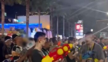 Туристы из Паттайи используют водяные пистолеты, чтобы потушить пожар на тележке с едой