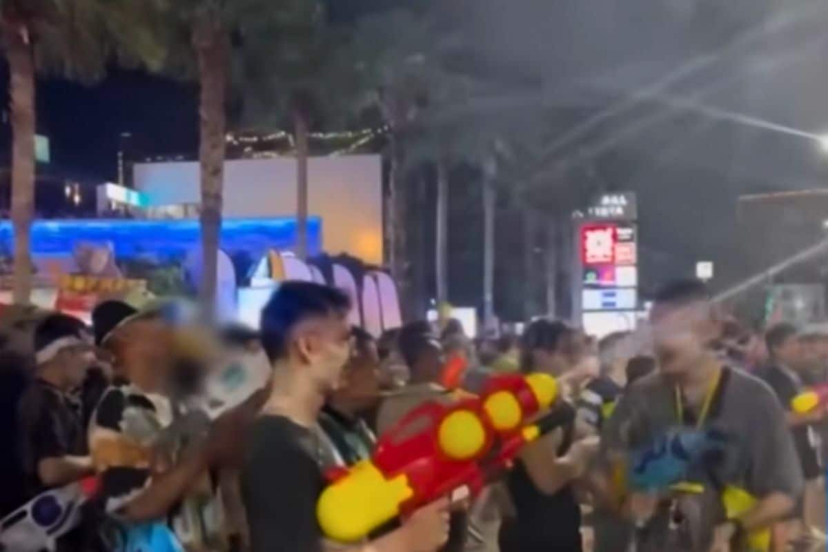 Туристы из Паттайи используют водяные пистолеты, чтобы потушить пожар на тележке с едой